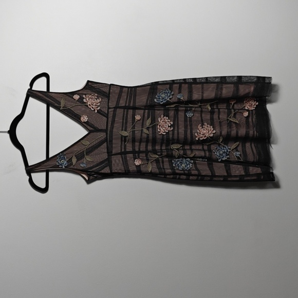 BCBGMAXAZRIA Elegant Floral Embroidered With Mesh Overlay Dress Size 8 - Picture 9 of 16